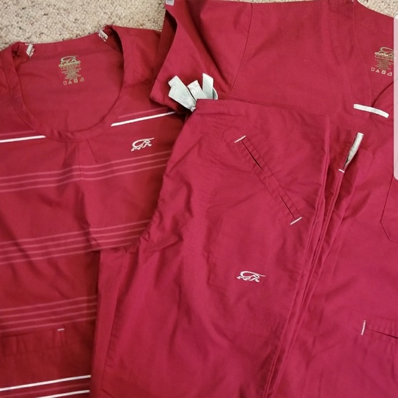 Extra Small Wine color IguanaMed Scrub set - Picture 2 of 4